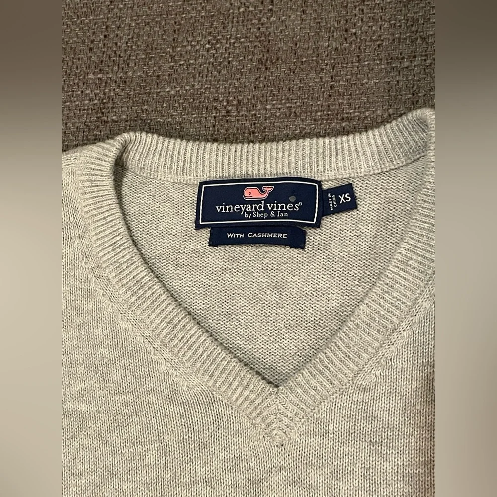 Vineyard Vines men’s cashmere XS pull-over gray v-neck sweater - Picture 2 of 2